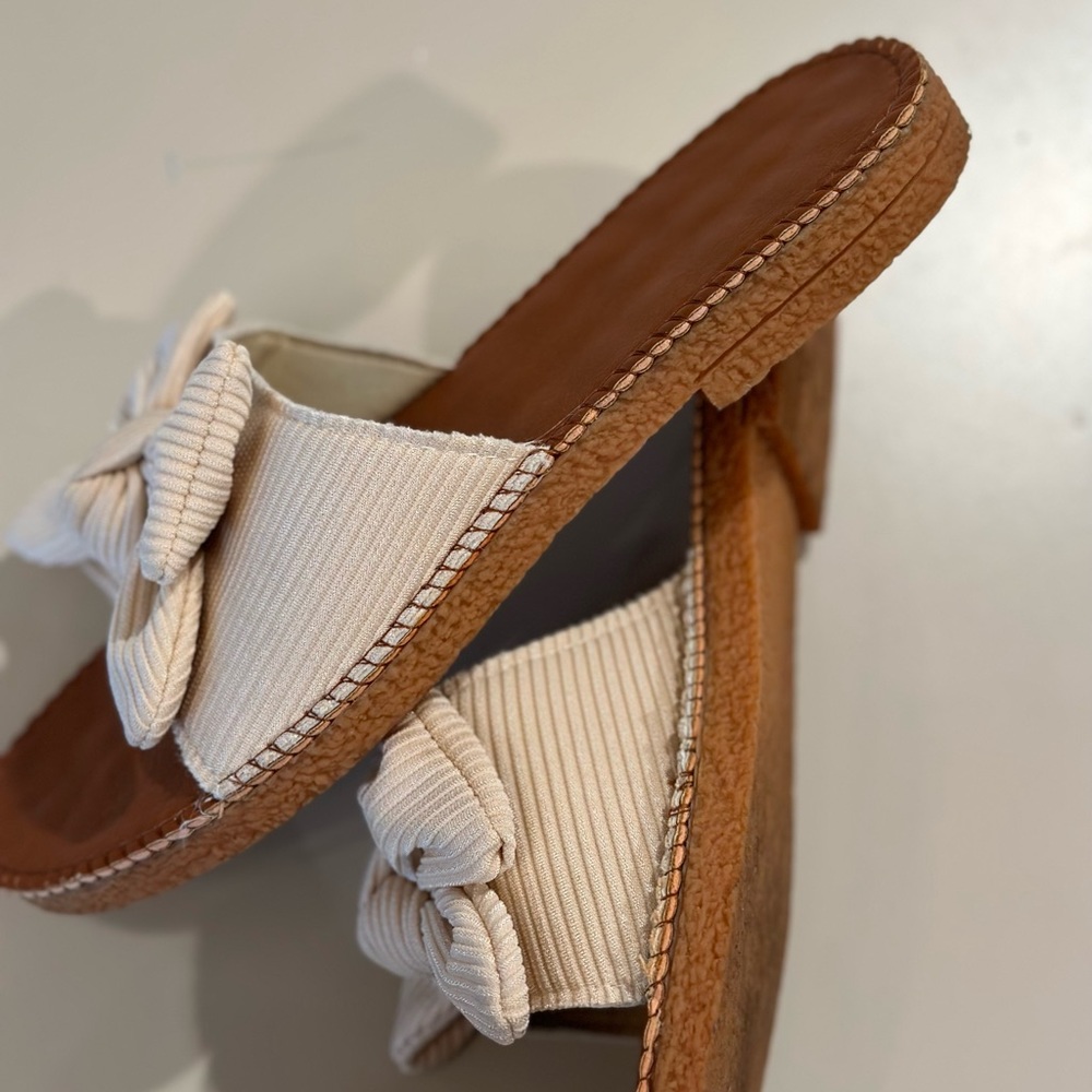 Women’s comfortable fabric bow flip flops size 9 like new tan brown - Picture 5 of 5